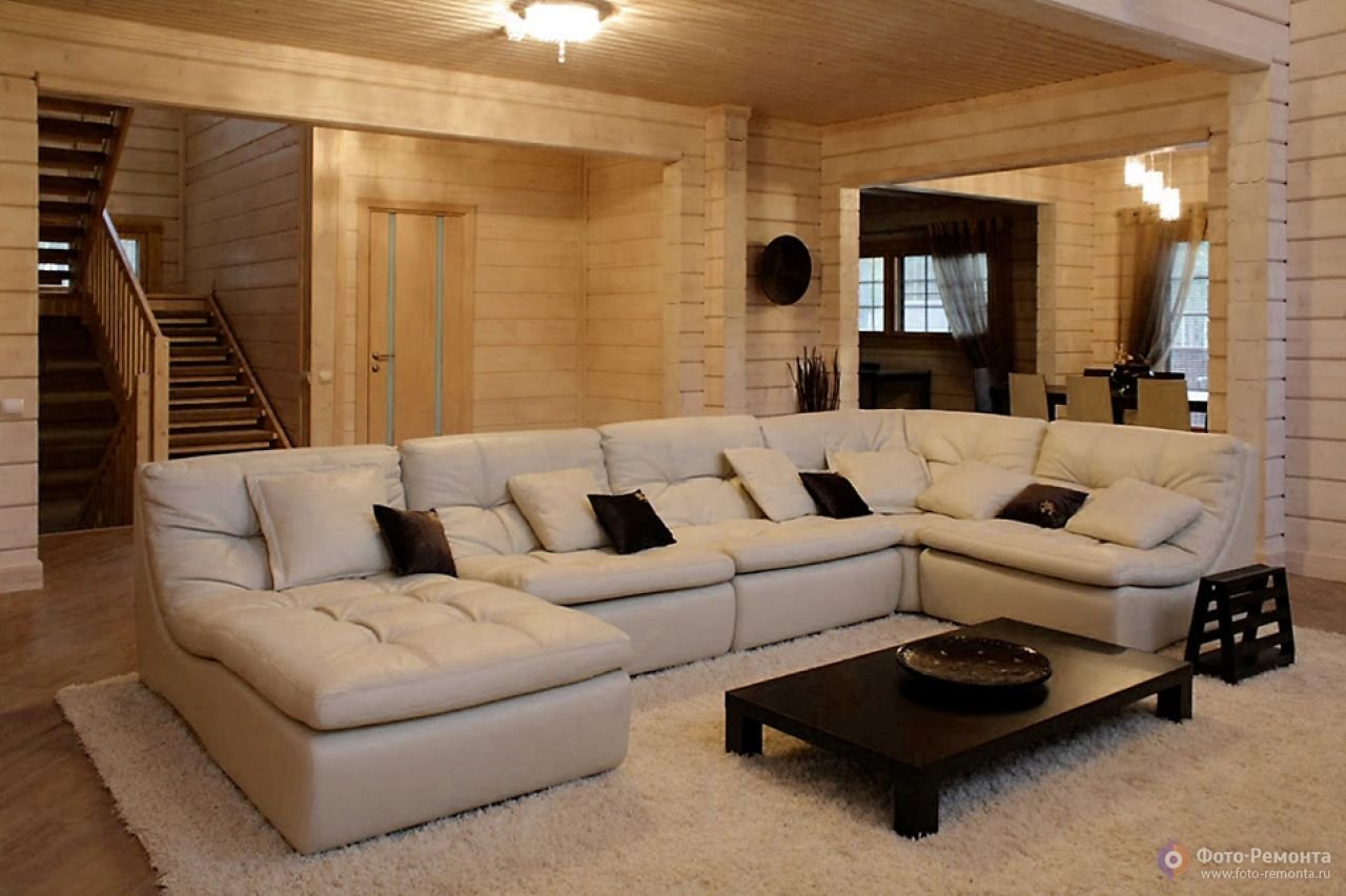Дом диванов ru. Диван в гостиной в деревянном доме. Большой диван для гостиной. Большие диваны для гостиной. Угловой диван в гостиной в деревянном доме.