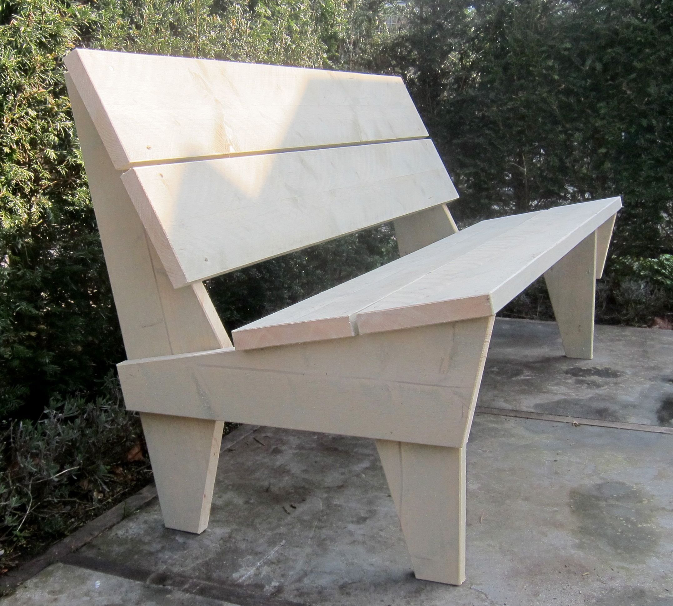 Простые деревянные скамейки