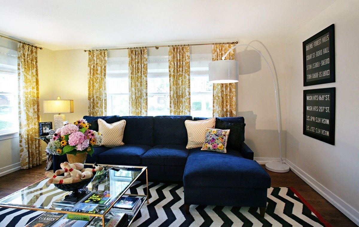 синий цвет дивана в интерьере гостиной