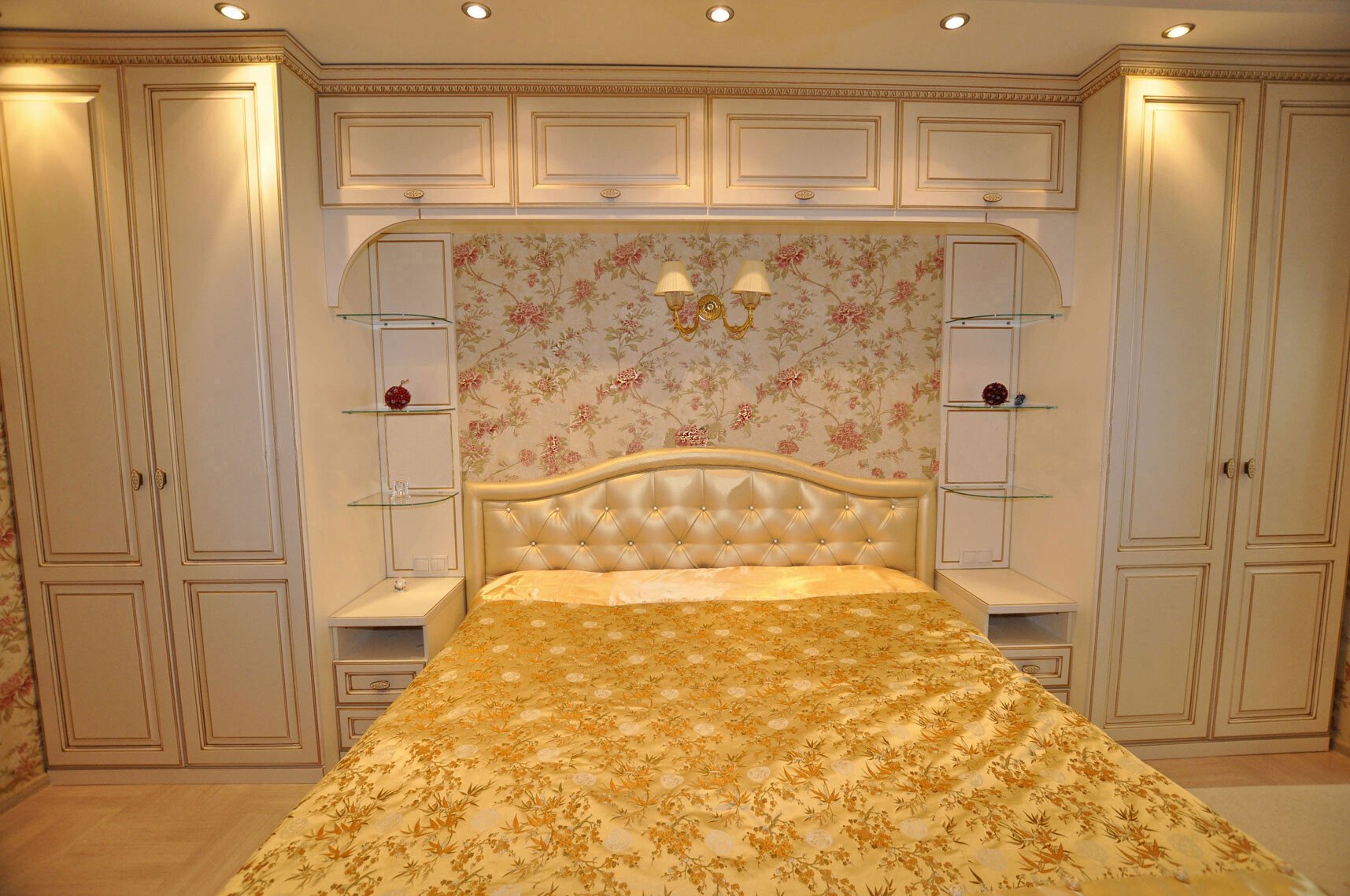 Спальный гарнитур с встроенной кроватью
