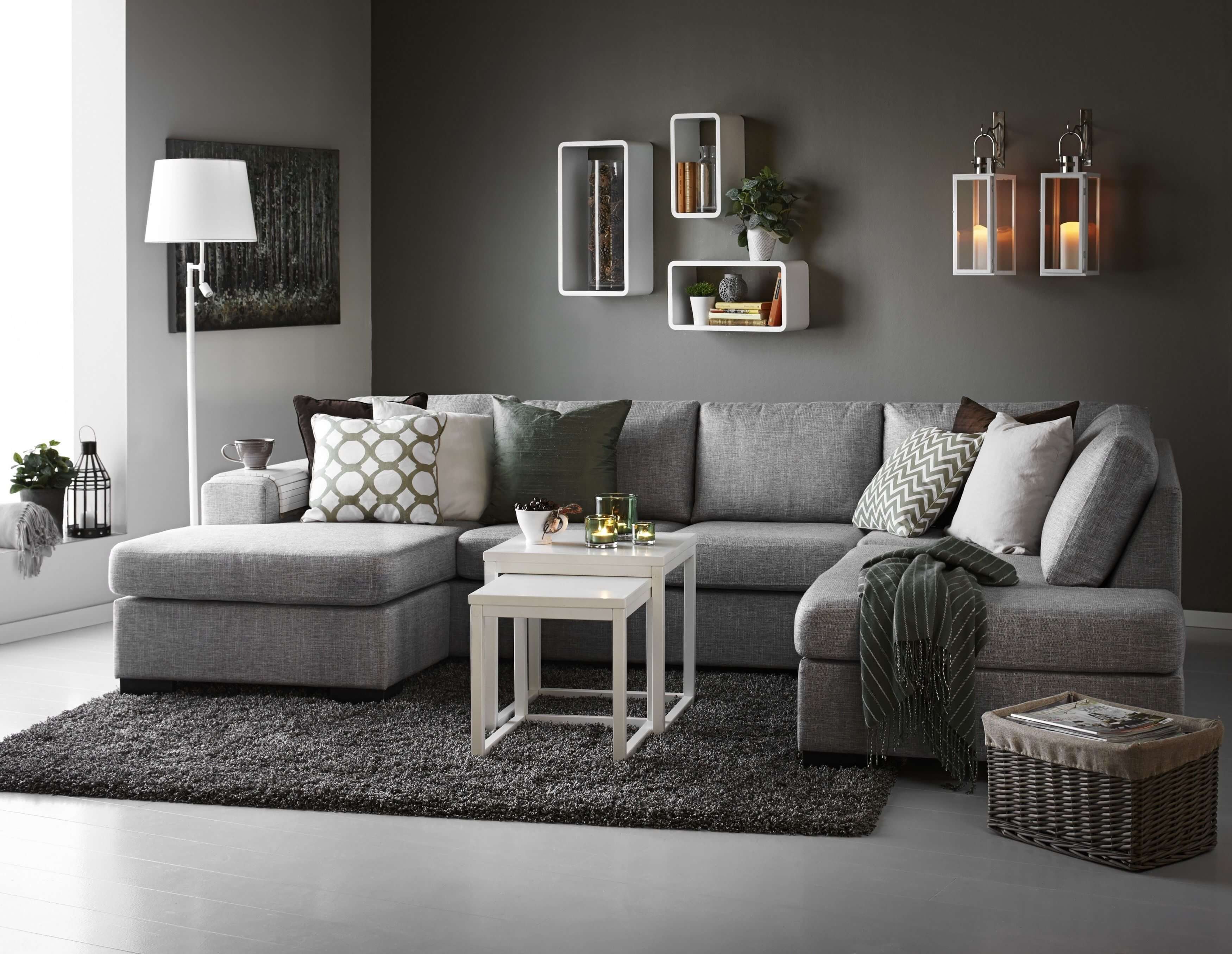Какая мебель есть в комнате. Серый диван в интерьере. Серый цвет в интерьере. Серые стены в интерьере. Гостиная с серыми стенами.