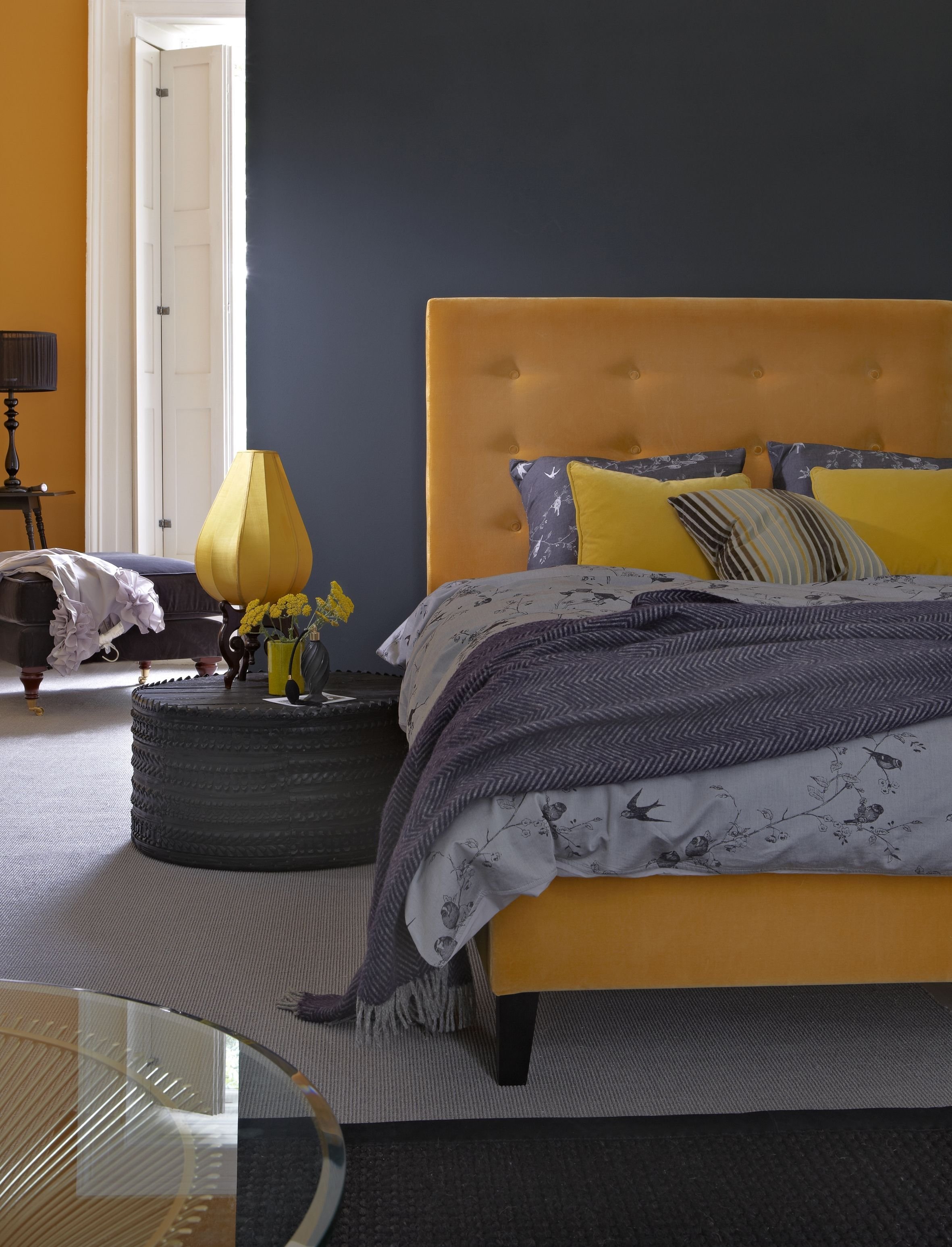 Горчичная кровать. Спальня в серо желтых тонах. Серый и горчичный в интерьере. Желтая кровать в интерьере. Серый и желтый в интерьере.
