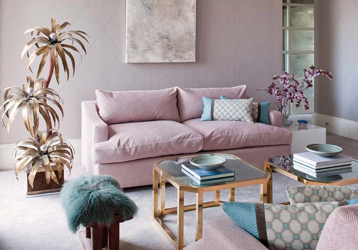 розовый диван в бежевом интерьере