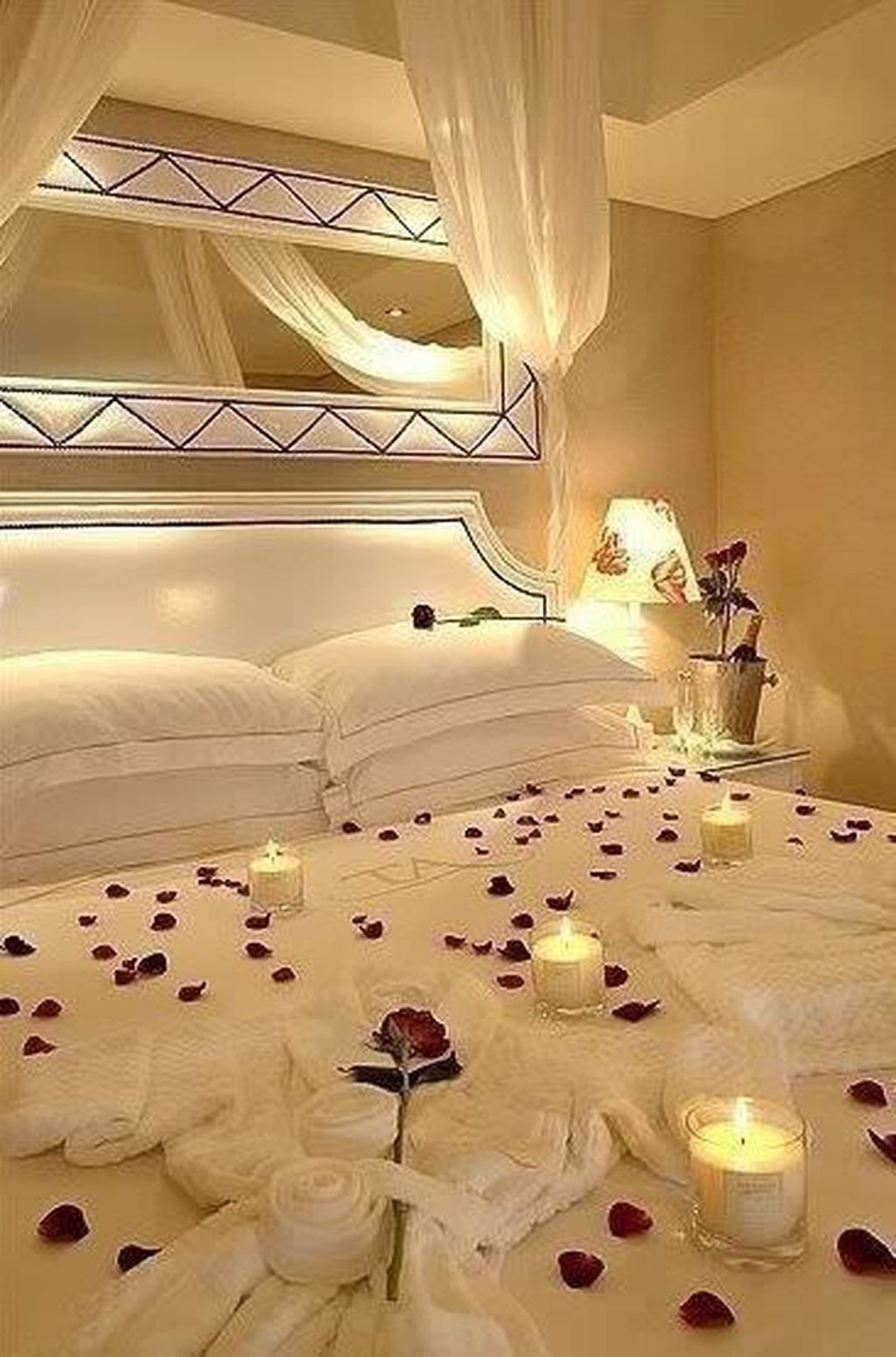 Первая брачная ночь красивый. Кровать для брачной ночи. Кровать для брабрачной ночи. Романтическое украшение спальни. Спальня для новобрачных.