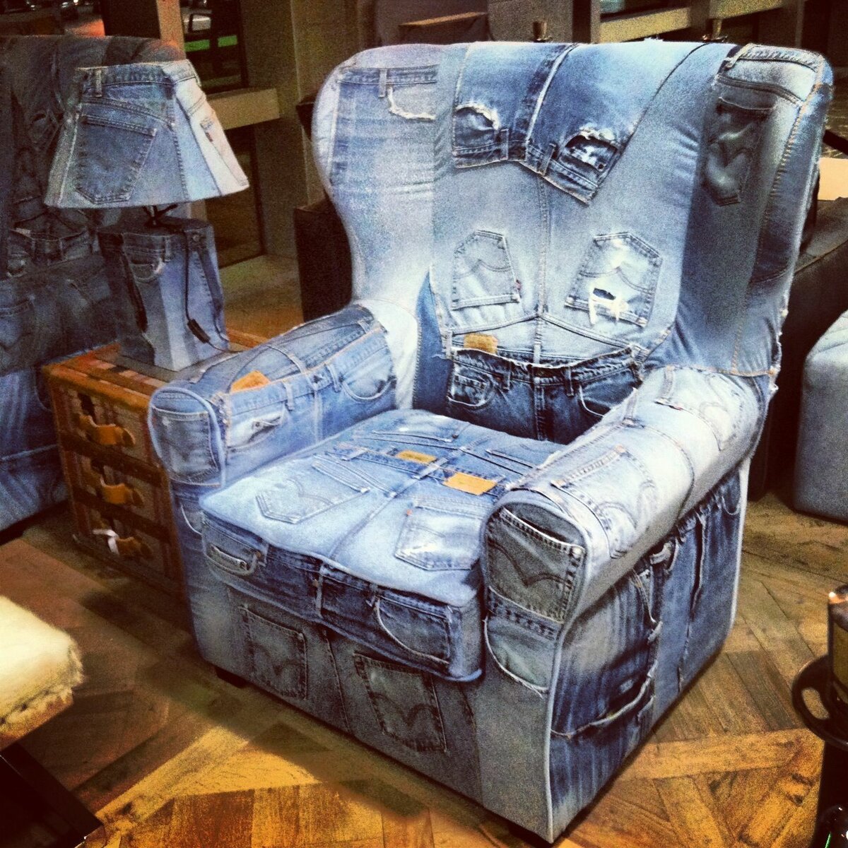 Кресло из джинсов