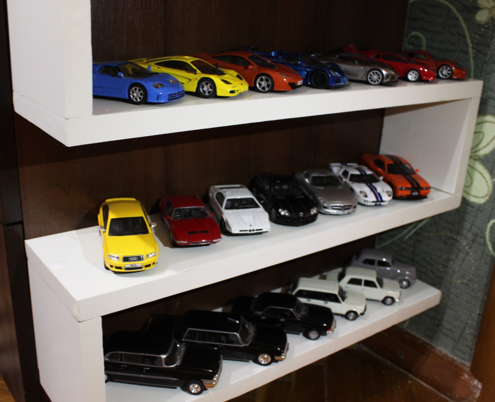 Стеллаж для коллекционных моделей автомобилей