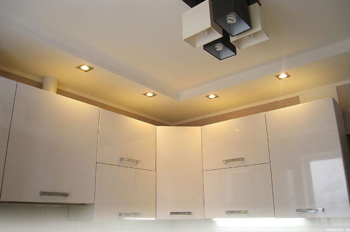 на каком расстоянии расположить точечные светильники на потолке в кухне