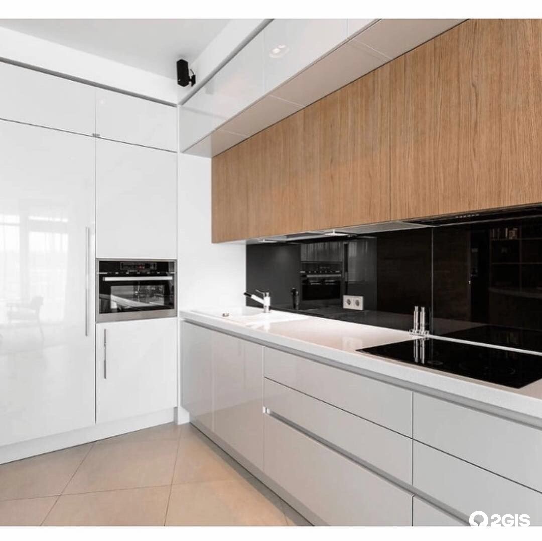 белая глянцевая кухня в современном стиле угловая под потолок