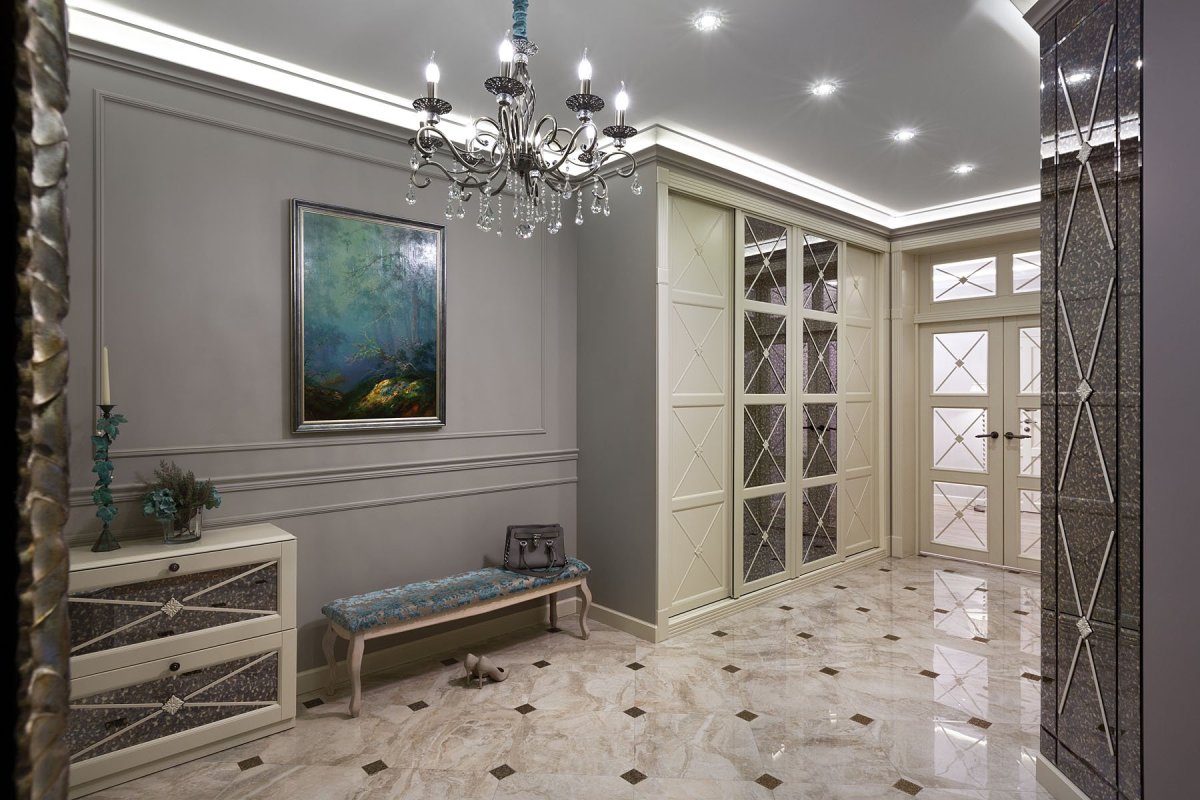 Молдинги в коридоре