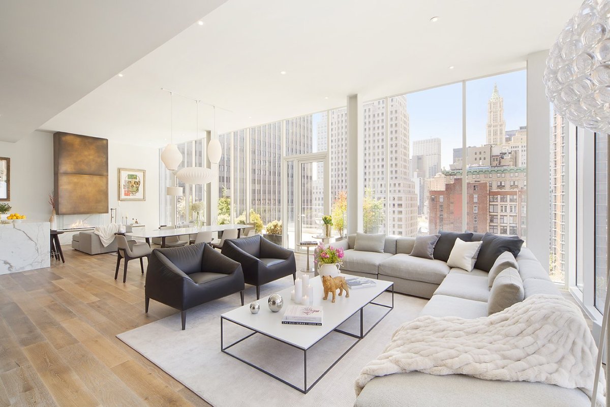 Светлая гостиная с панорамными окнами