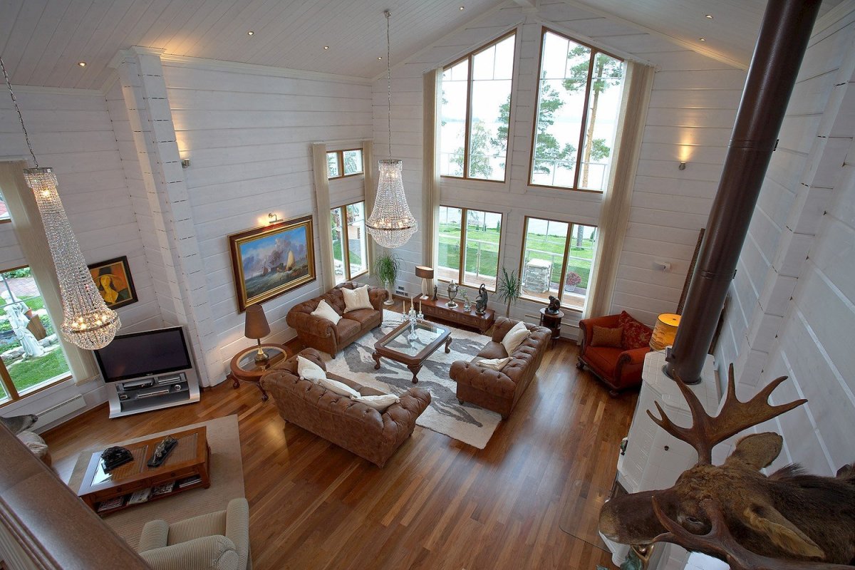 Деревянный дом с большими ок