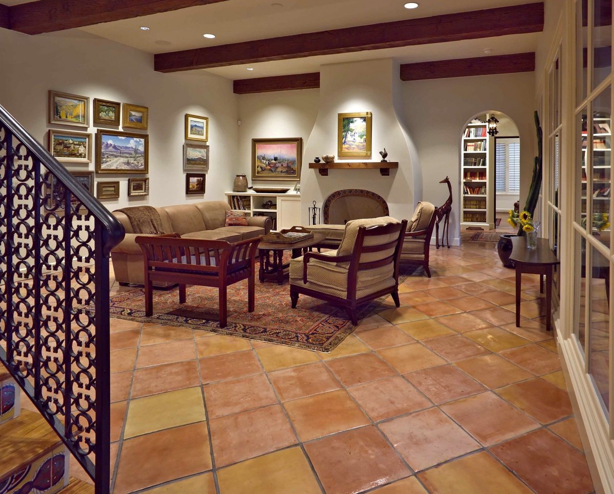 Терракотовая плитка на полу и чугунная