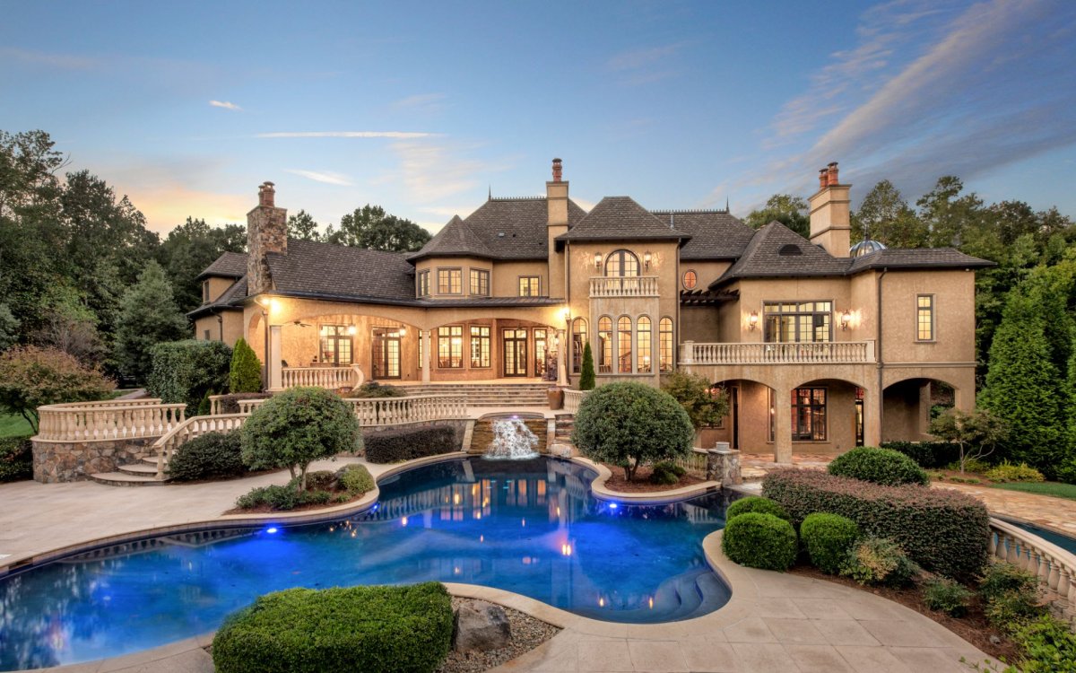 Красивый дом с садом