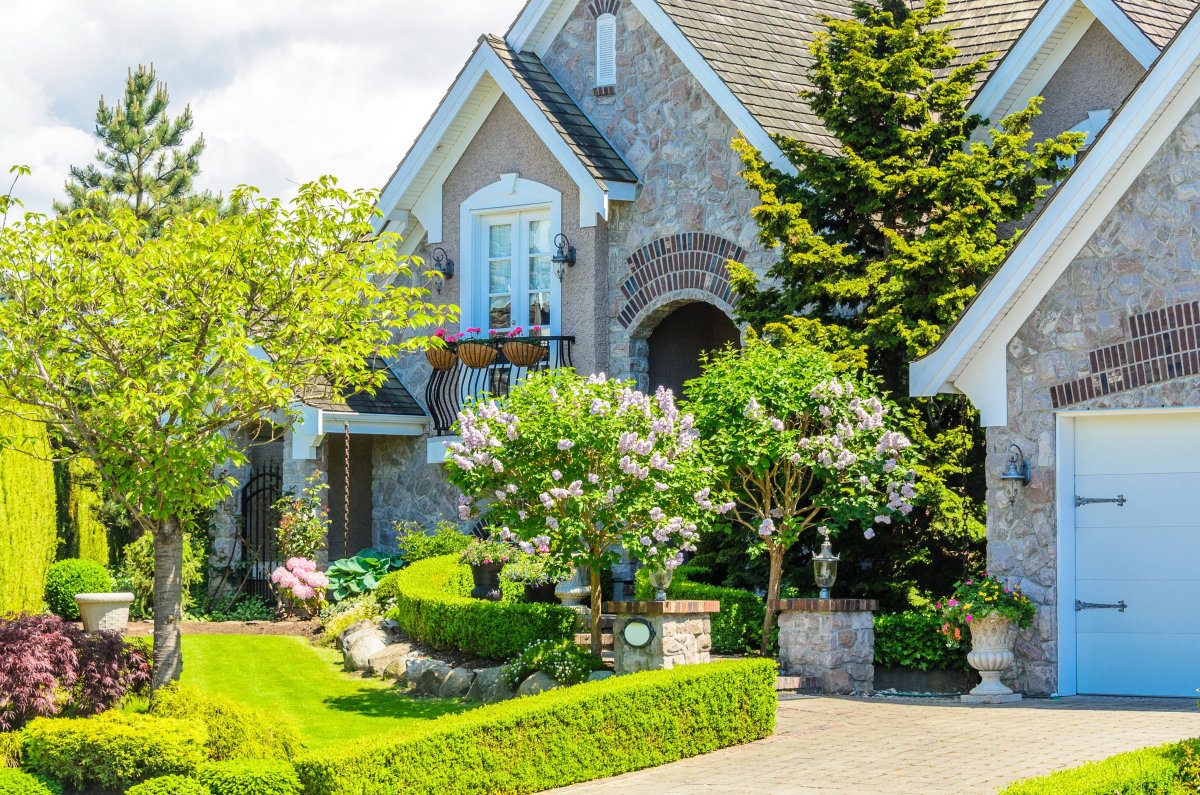 Коттедж с садом