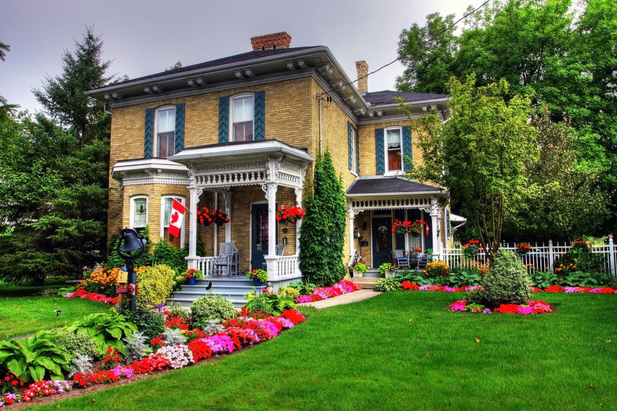 Загородный дом с садом