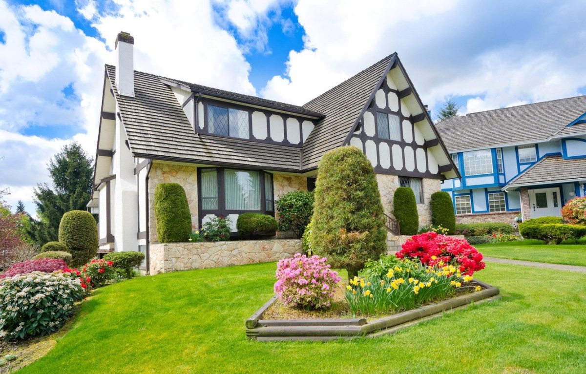 Красивый дом с садом