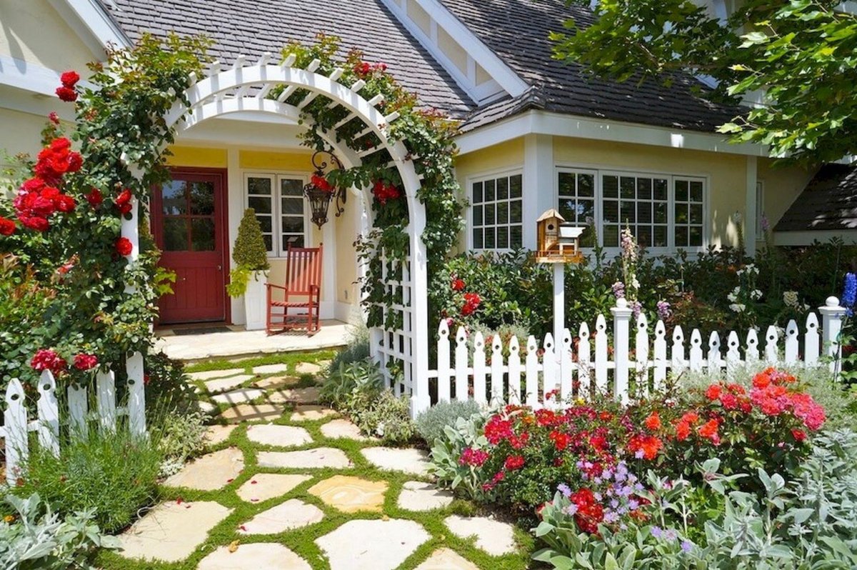 Красивый загородный дом с садом