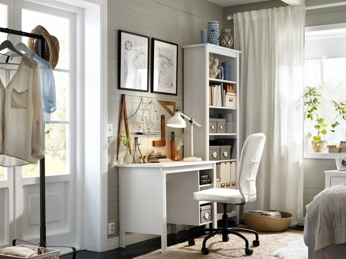 Рабочее место в спальне