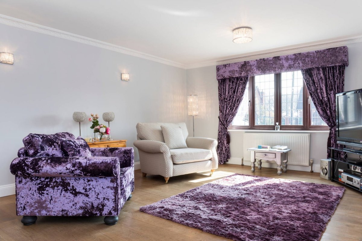 Красивые бархатные сиреневые шторы зеленые обои и темная мебель