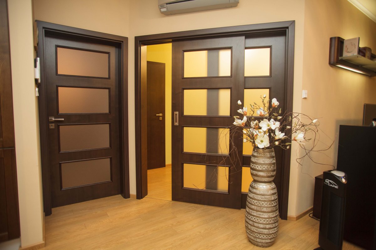 Цветные двери в интерьере