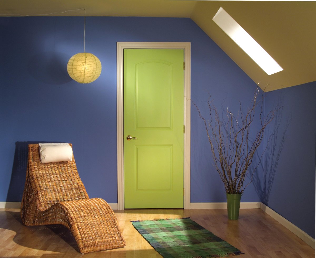 Двери разных цветов в интерьере