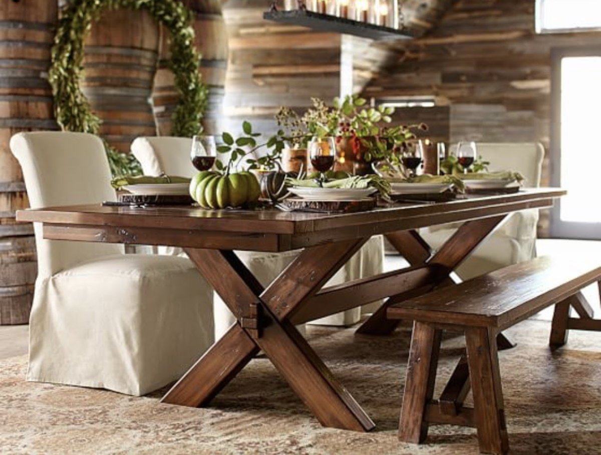 Деревянный стол в деревенском стиле