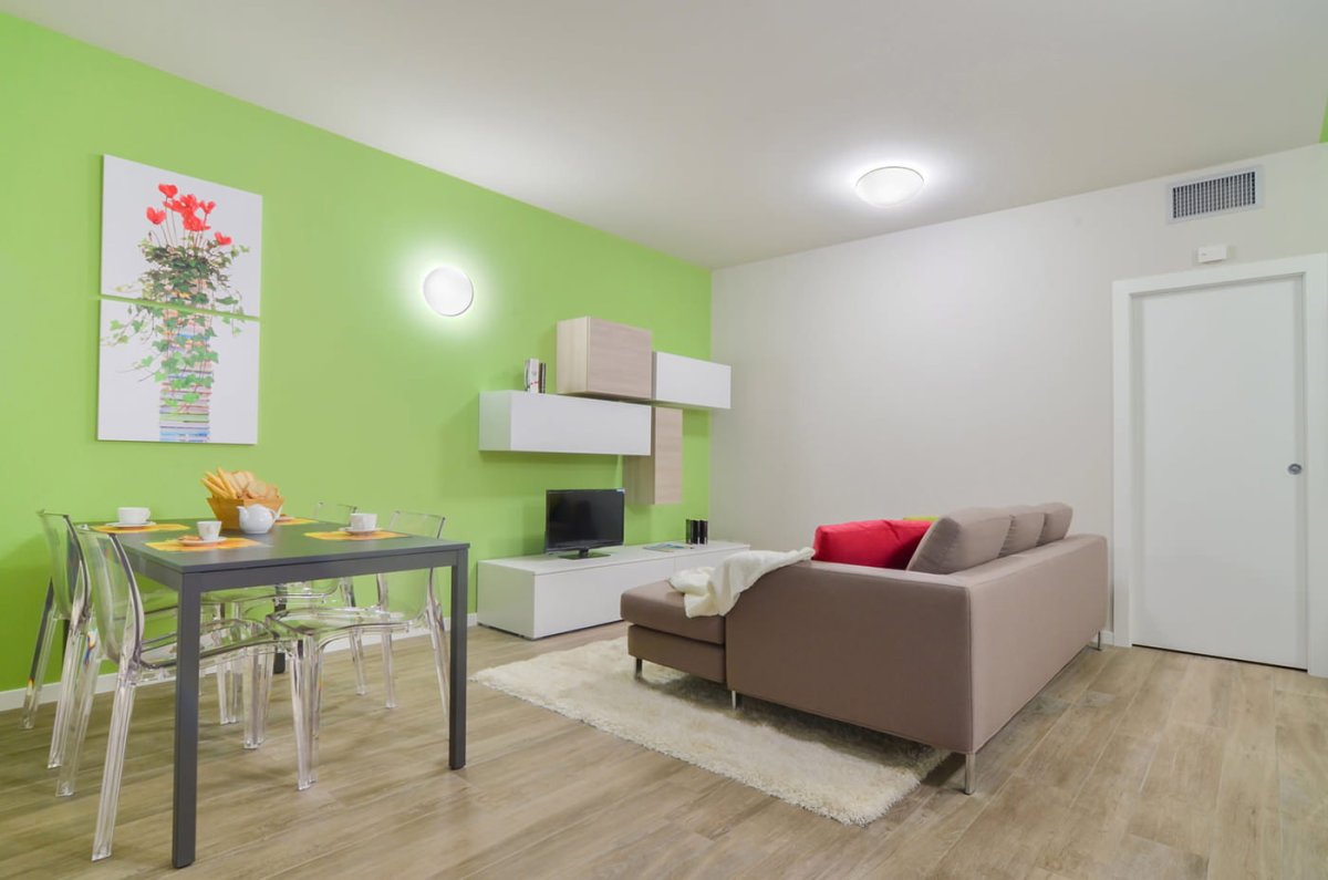 Ламинат и зеленые стены