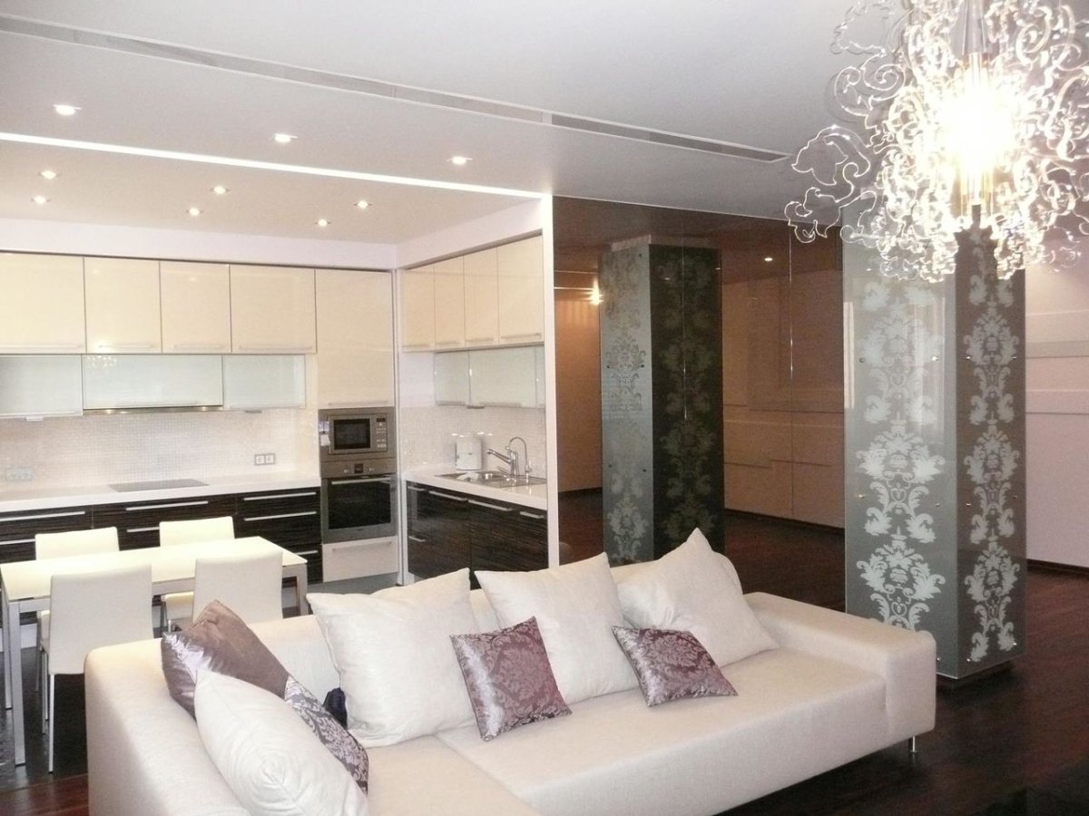 Гранитные колонны в интерьере