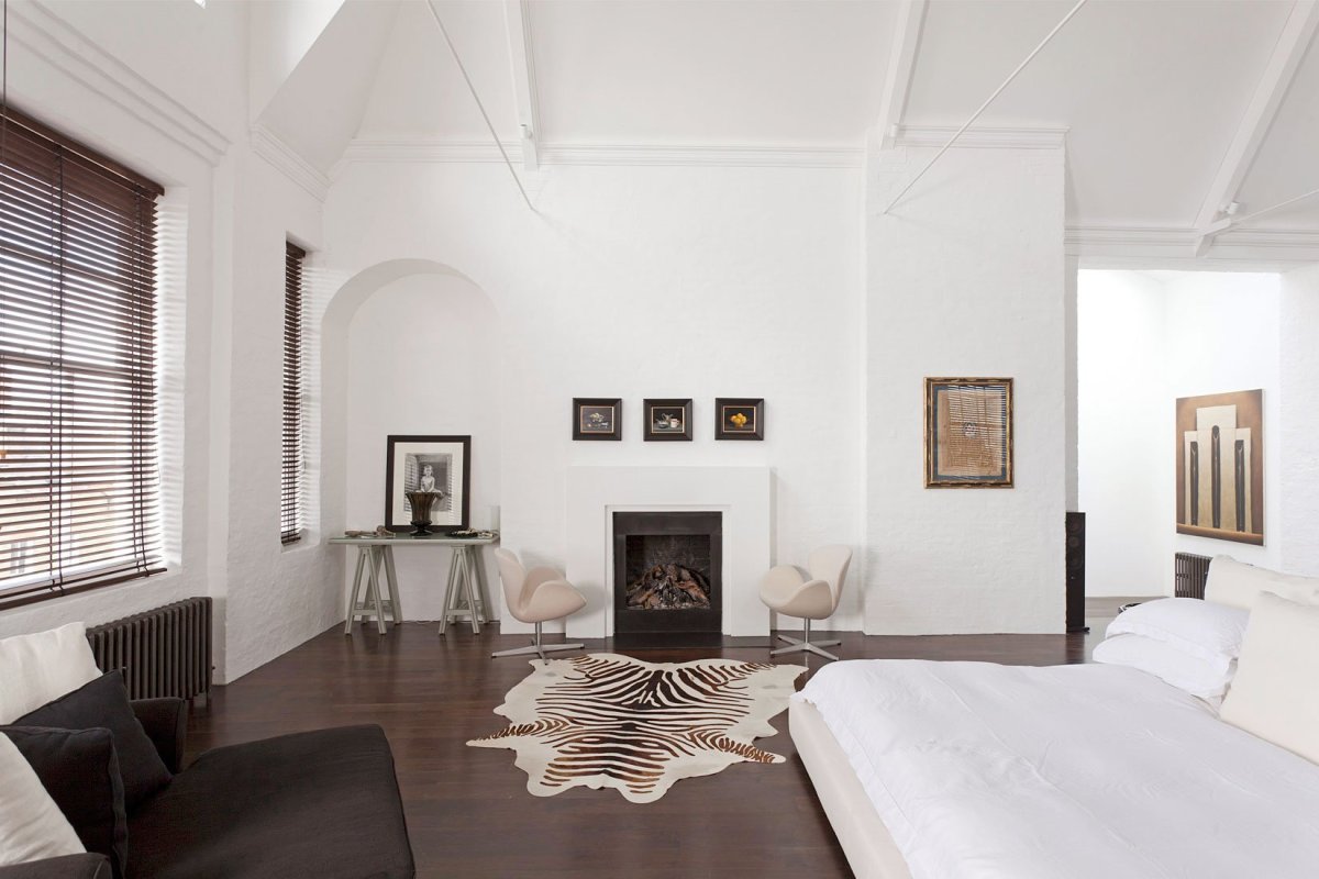 Белые стены коричневый пол