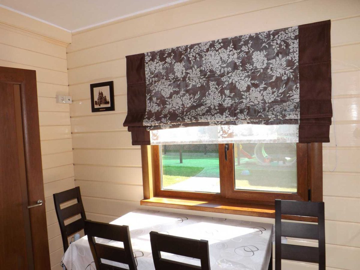 Римские шторы на кухню в деревянном доме