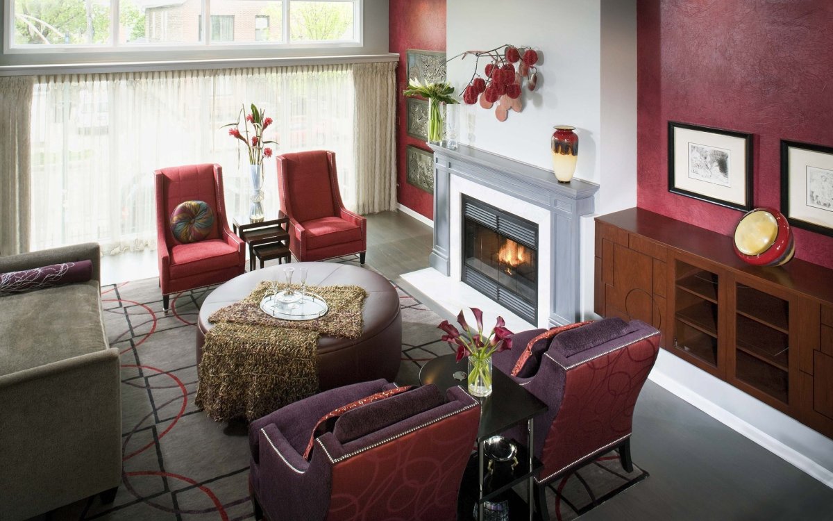 Бордовый и болотный в интерьере