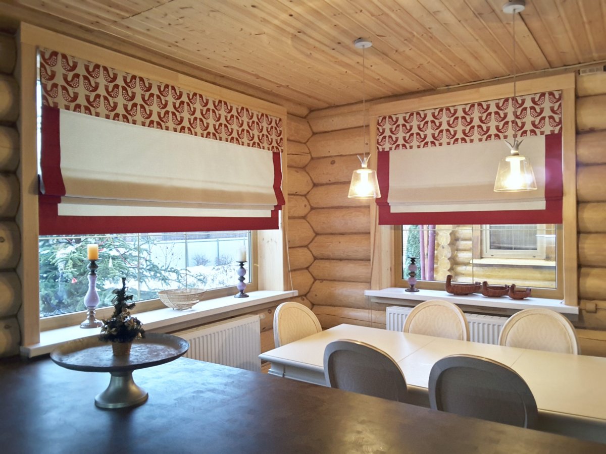 Римские шторы в деревянном доме