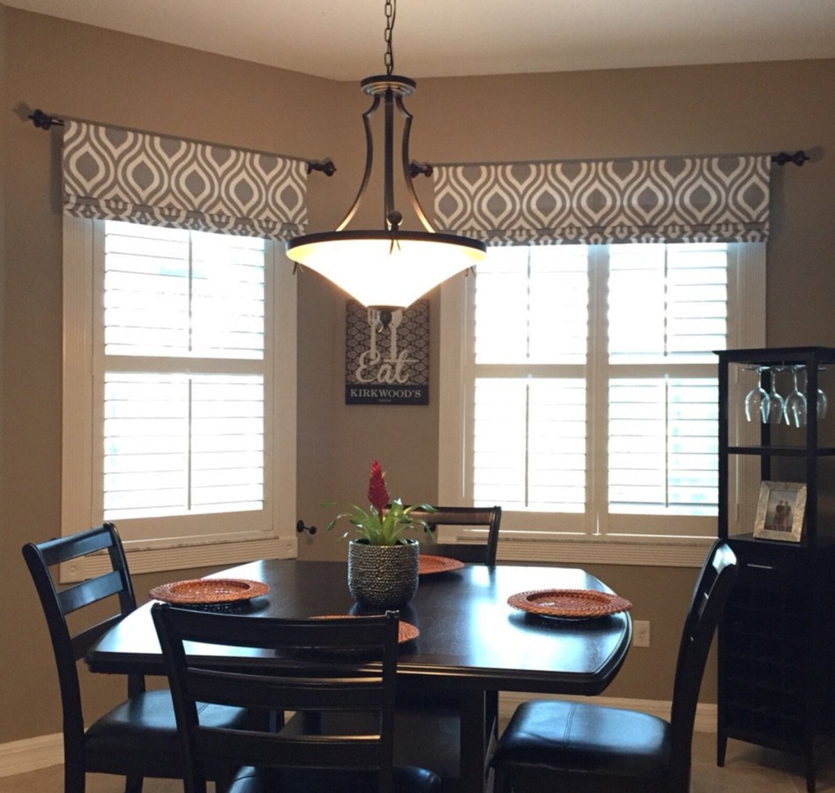 Римские шторы в эркере лофт стиль