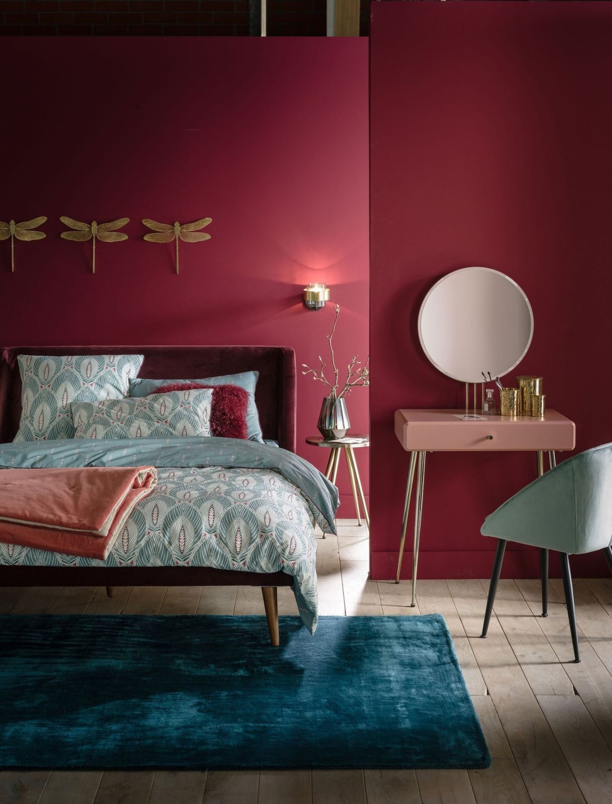 Бордовый цвет стен