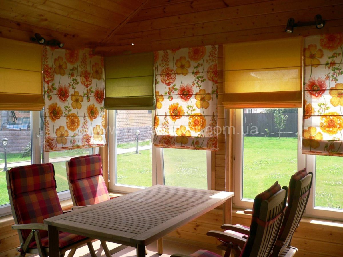 Римская штора в срубовом доме