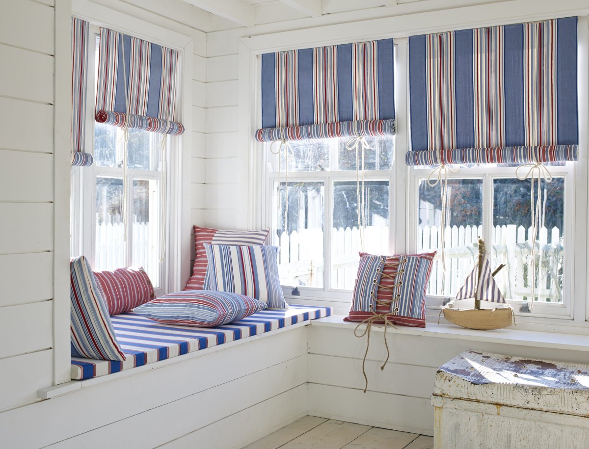 Римские шторы на кухню в стиле Кантри