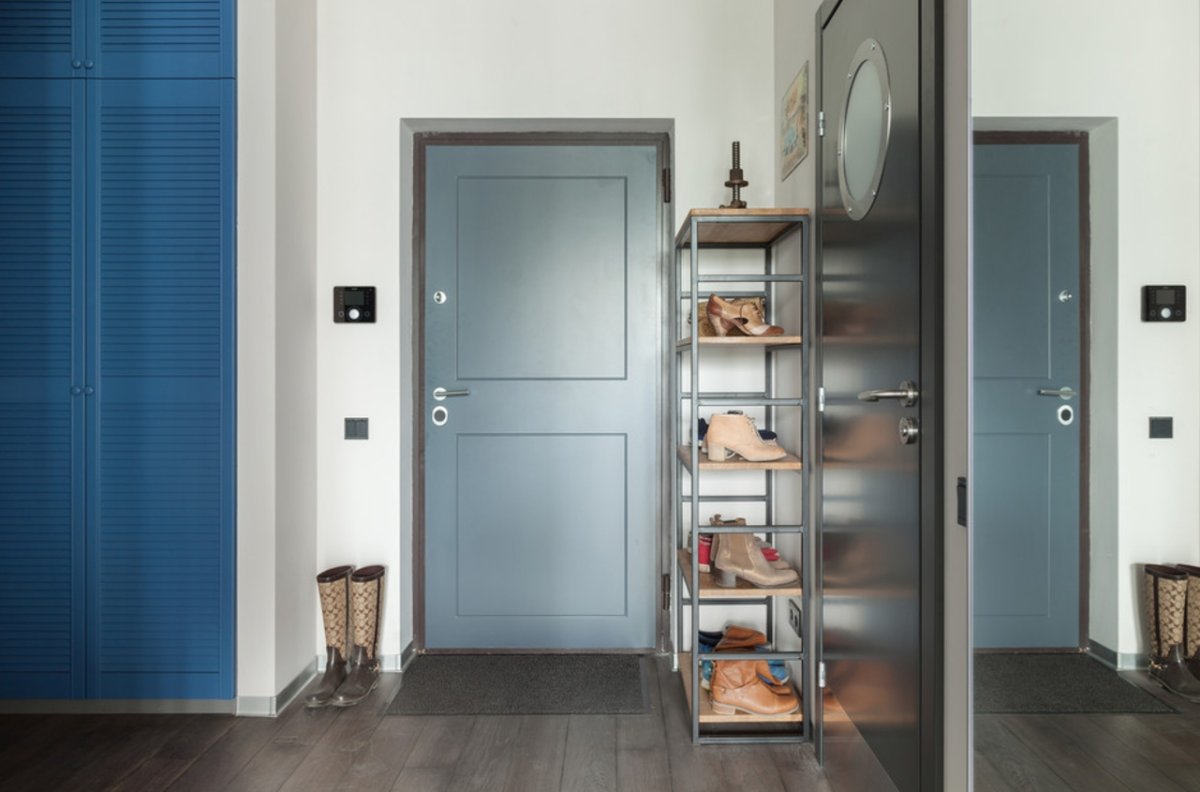 Прихожая в светлых тонах