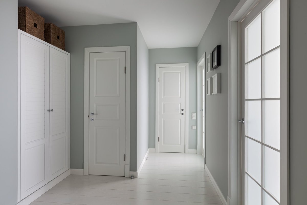 Серые стены в прихожей