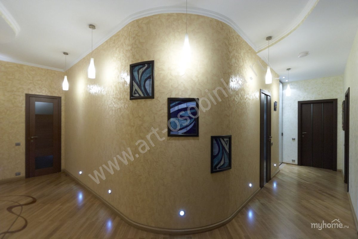 Полукруглая стена в коридоре