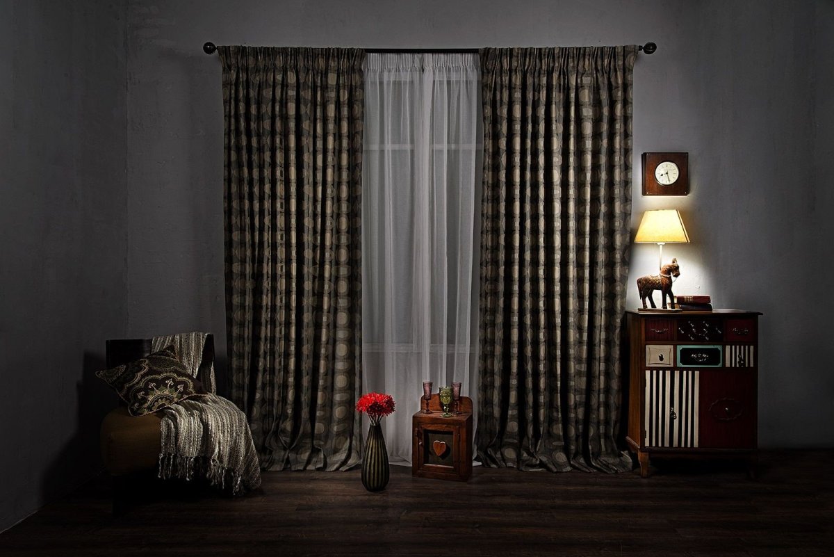 Тёмные шторы в спальню
