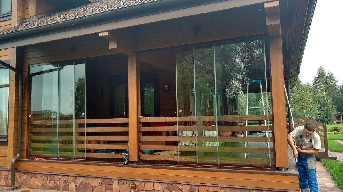 Застекленная деревянная веранда