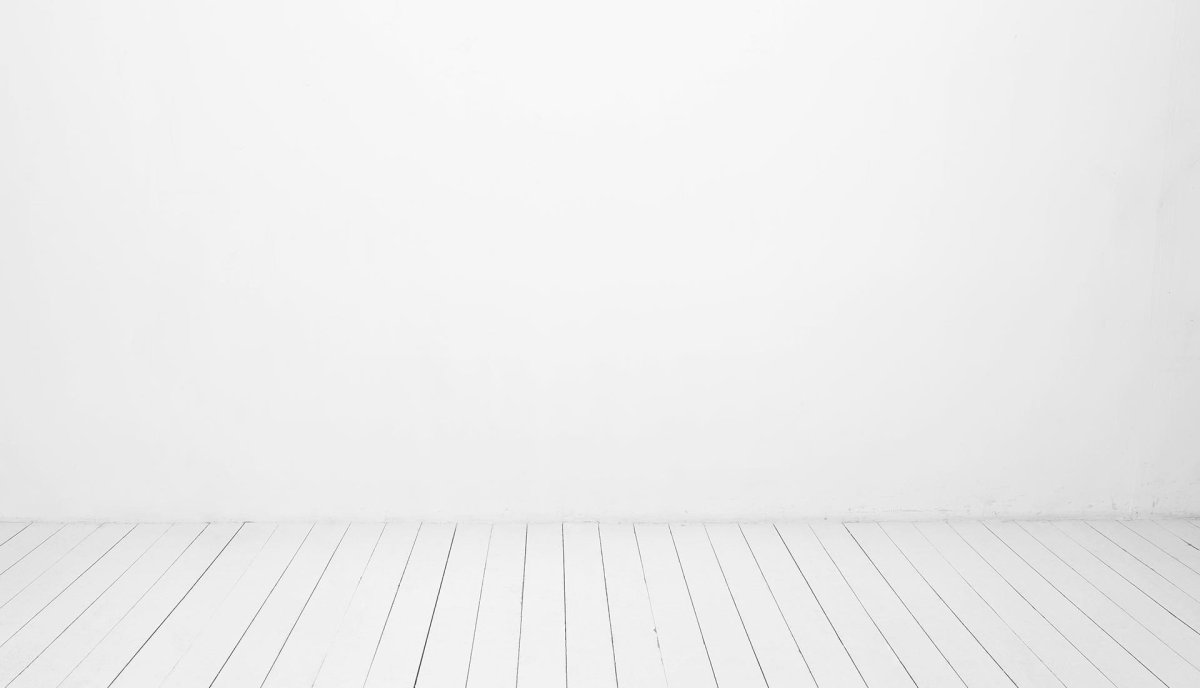 Белая кровать на фоне белых обоев