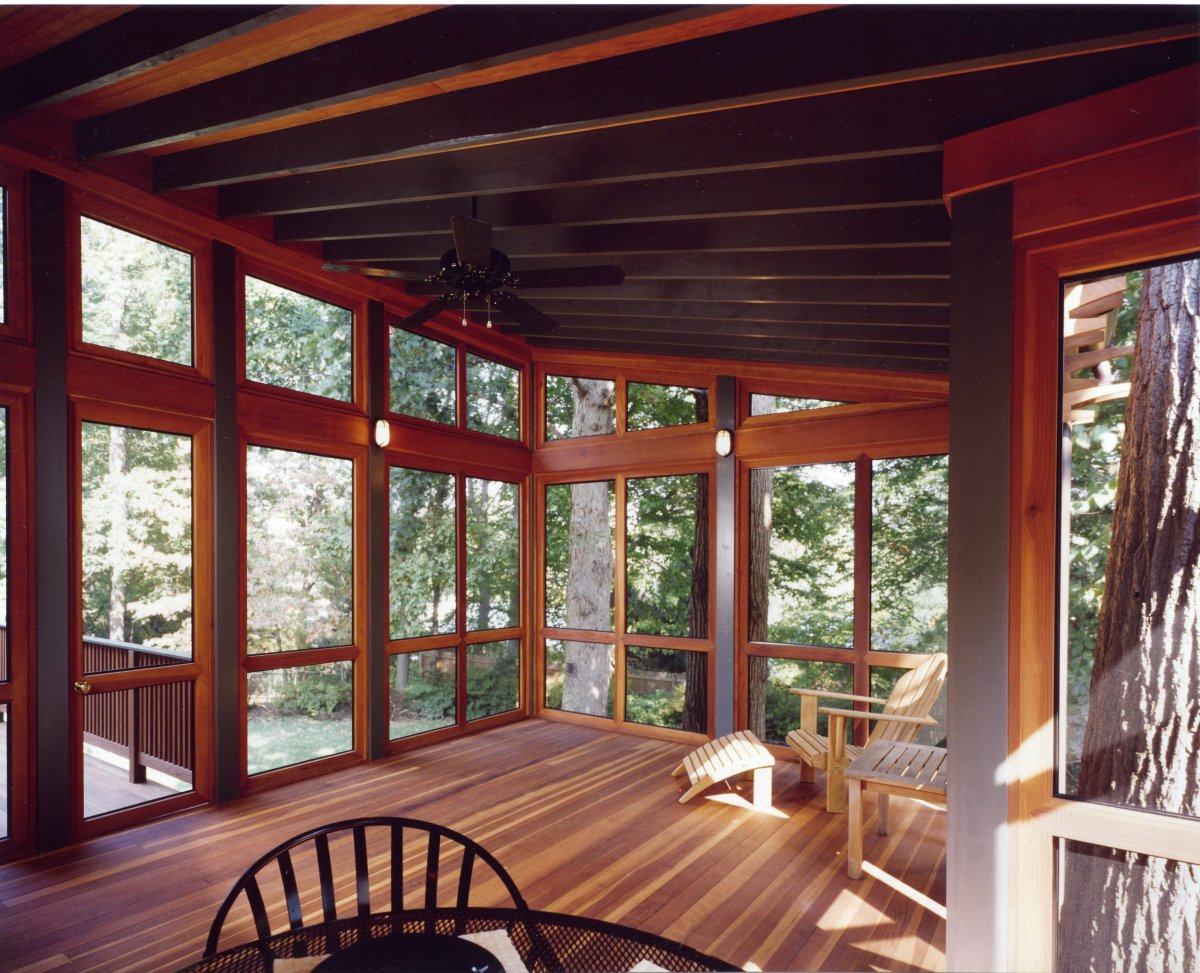 Деревянная веранда с панорамными окнами