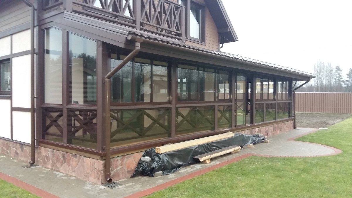 Застекленная деревянная веранда