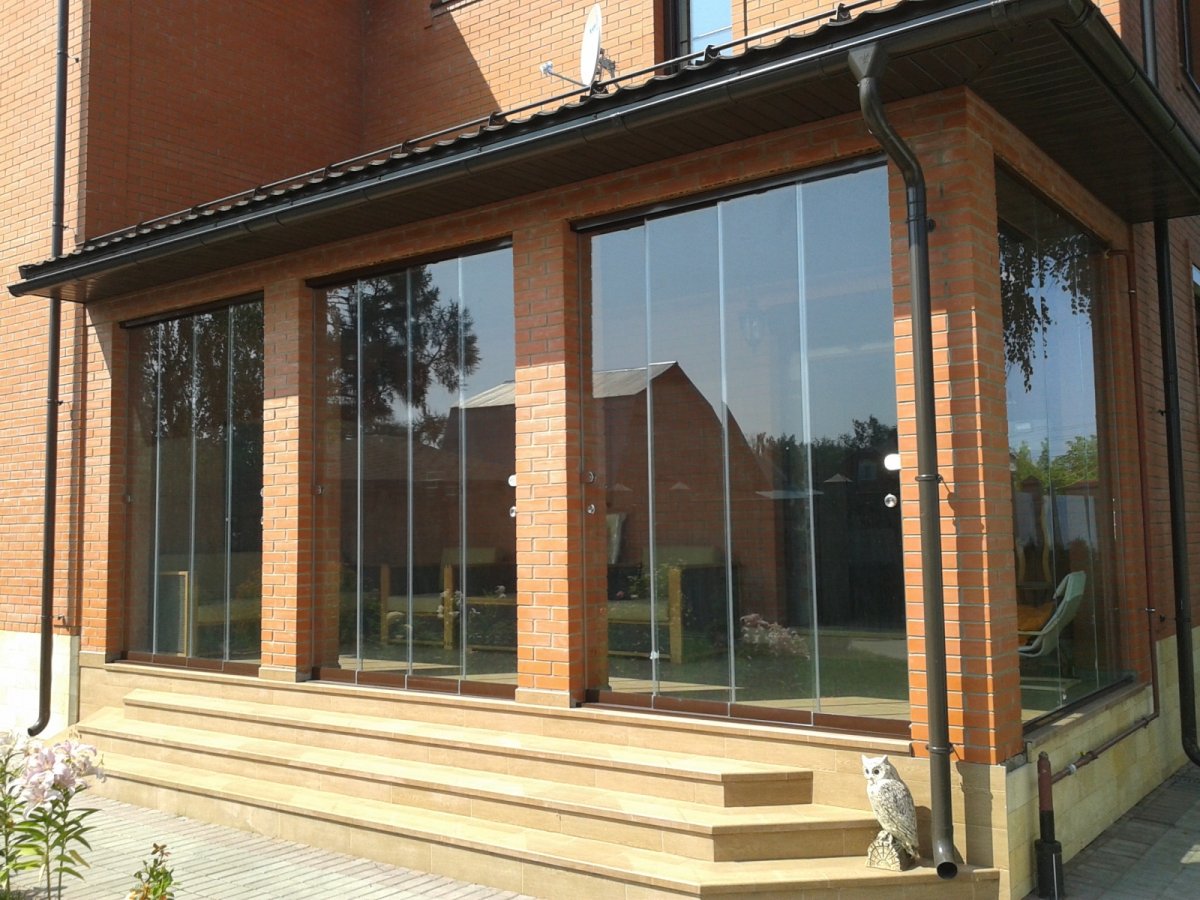 Безрамное остекление веранды ресторана