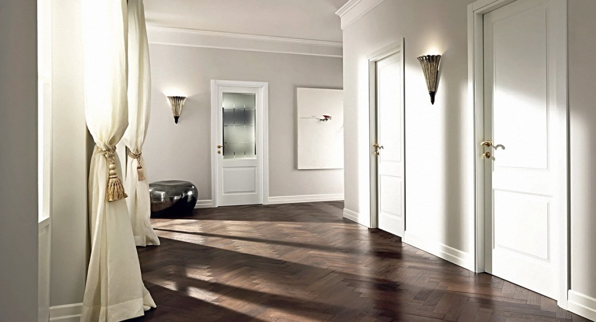 Стильный интерьер квартиры с белыми дверями