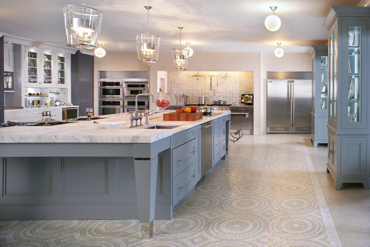 Кухня в скандинавском стиле с мраморной столешницей