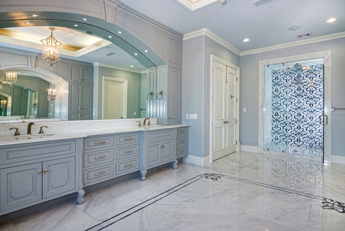 Голубая кухня с мраморными полами