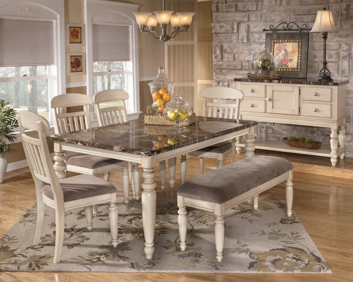 Овальный деревянный стол