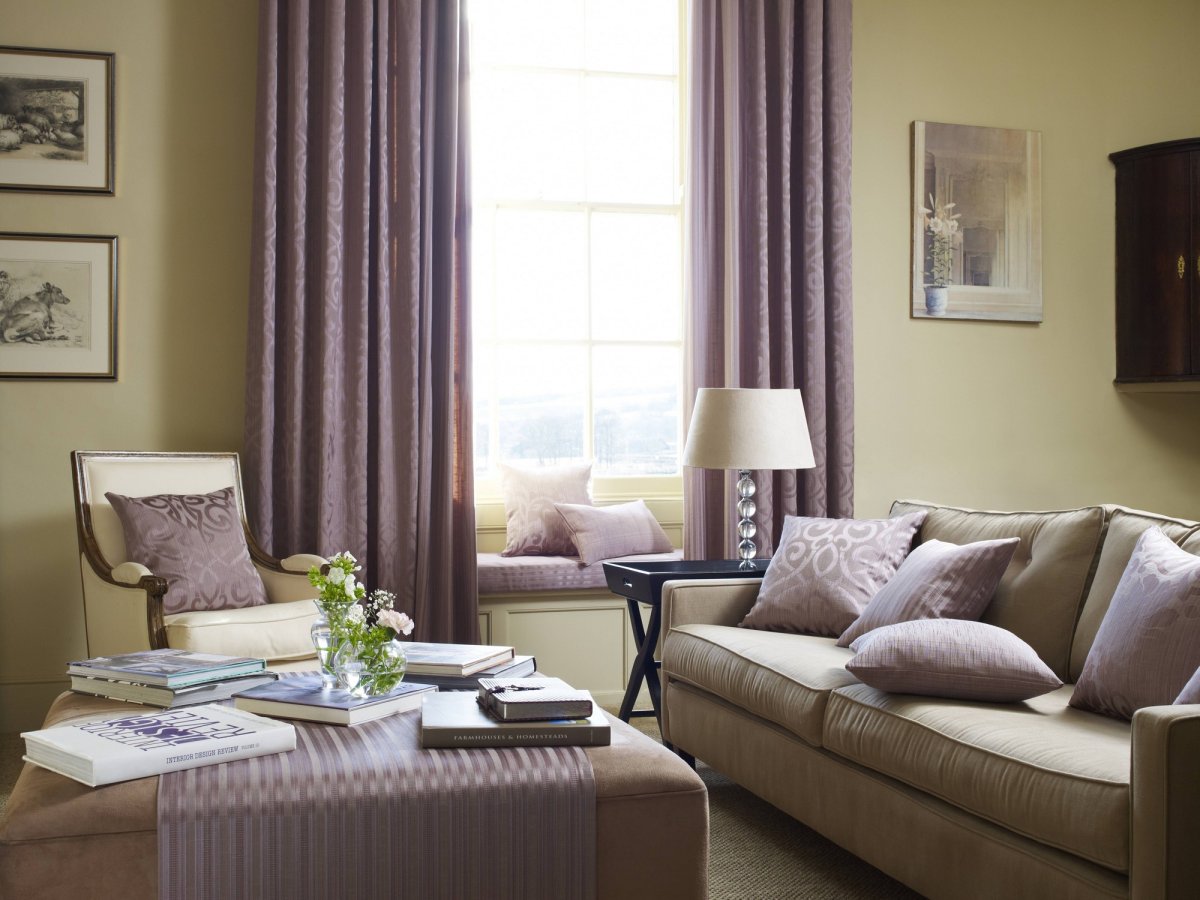 Бежевые шторы в интерьере гостиной